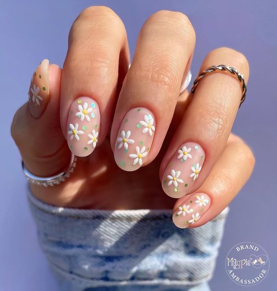 Daisy Flower Nail Design