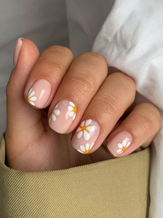 The best daisy nails and daisy nail designs for a delicate manicure