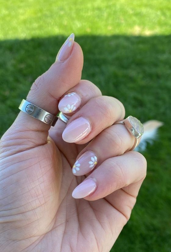 The best daisy nails and daisy nail designs for a delicate manicure