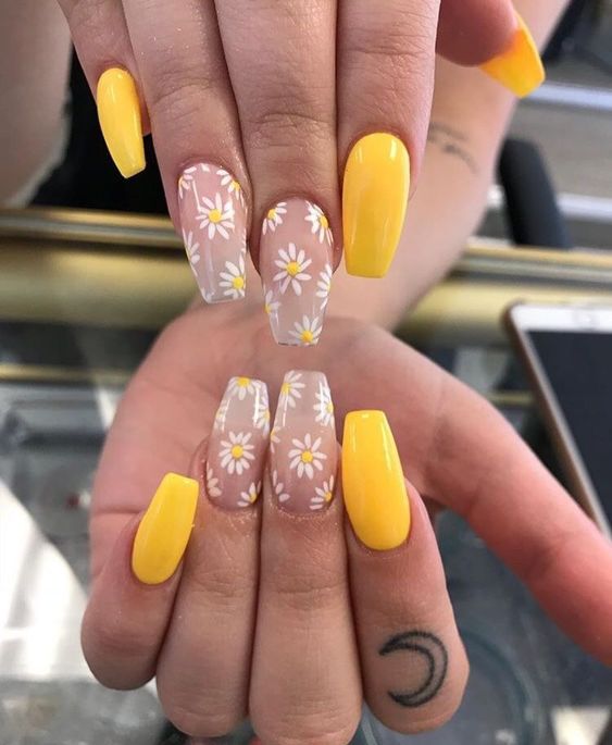 The best daisy nails and daisy nail designs for a delicate manicure