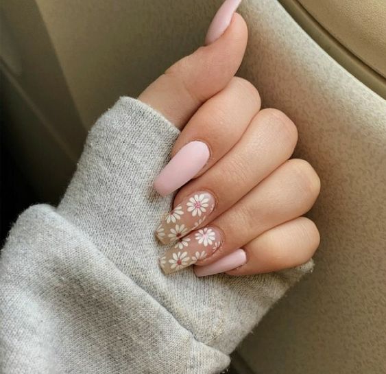 The best daisy nails and daisy nail designs for a delicate manicure