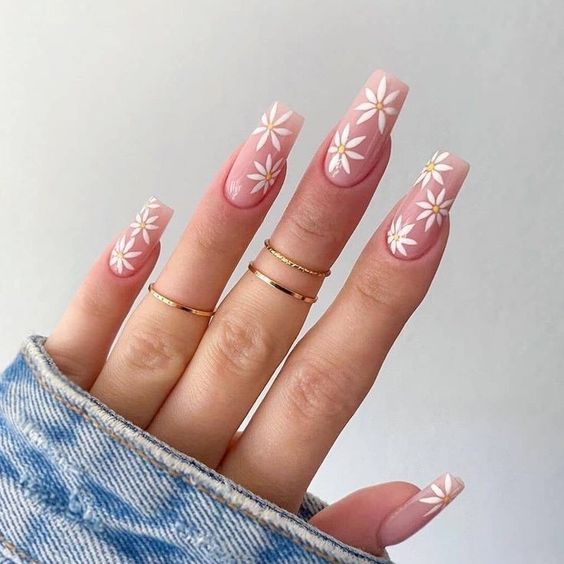 The best daisy nails and daisy nail designs for a delicate manicure