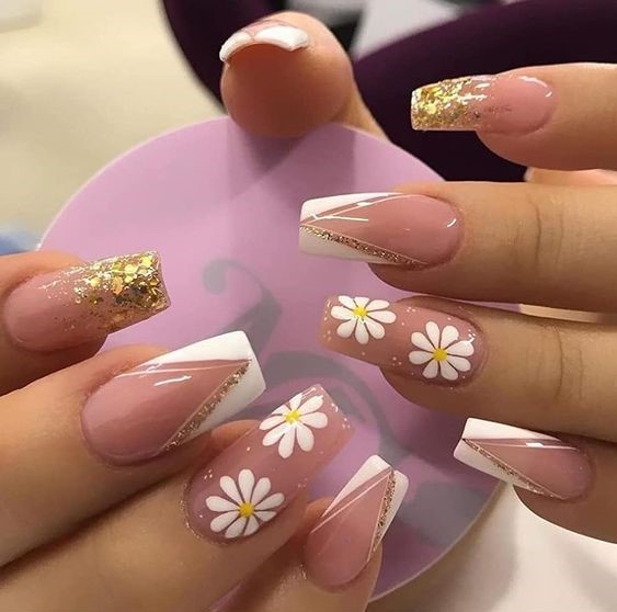 The best daisy nails and daisy nail designs for a delicate manicure