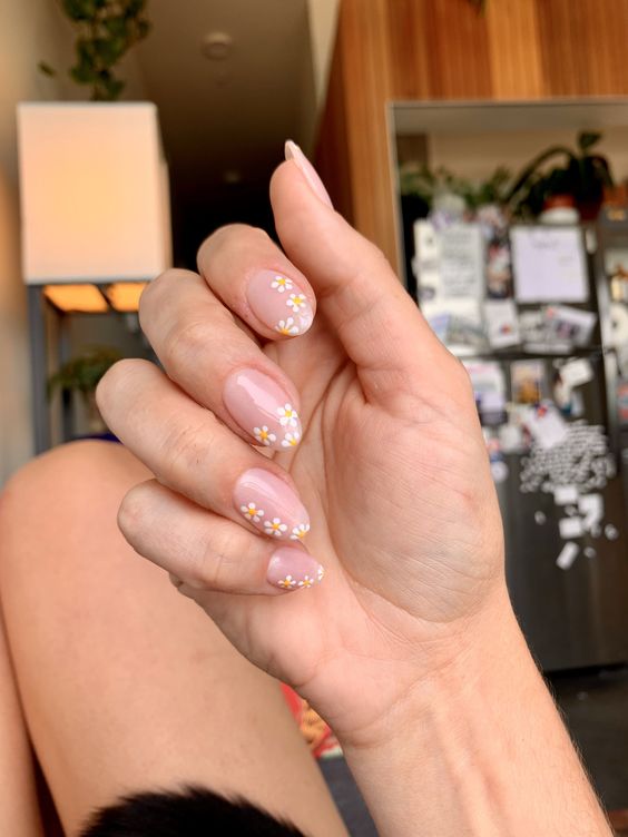 The best daisy nails and daisy nail designs for a delicate manicure