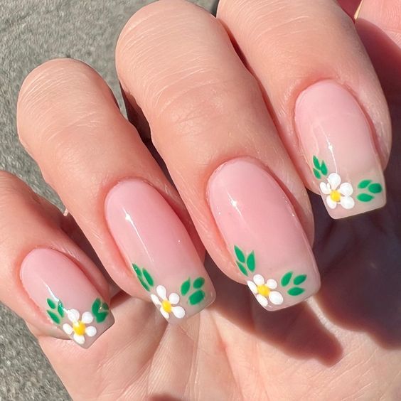 The best daisy nails and daisy nail designs for a delicate manicure