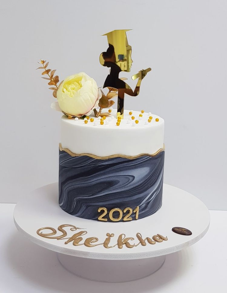 Girl graduation best sale cake ideas