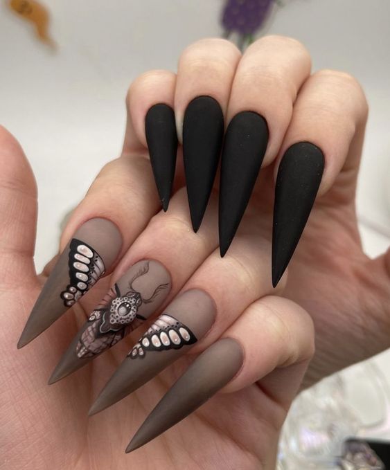 The best witchy nails for a grunge look