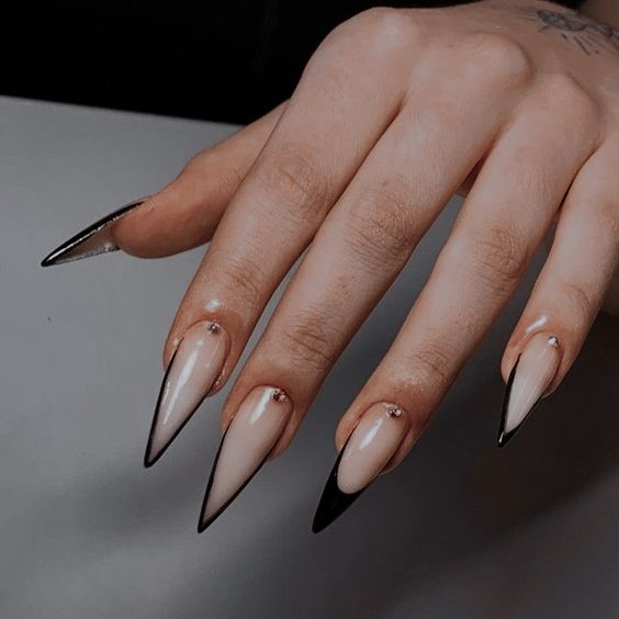 The best witchy nails for a grunge look