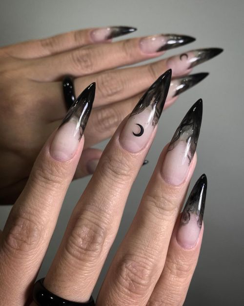 The best witchy nails for a grunge look