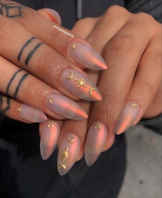 The best witchy nails for a grunge look