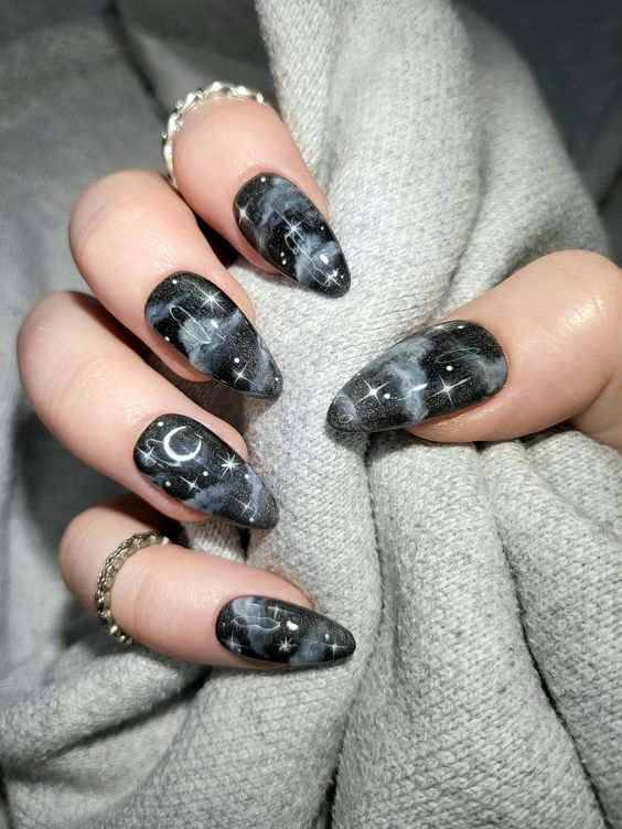 The best witchy nails for a grunge look