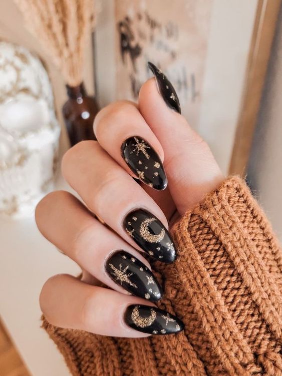 The best witchy nails for a grunge look