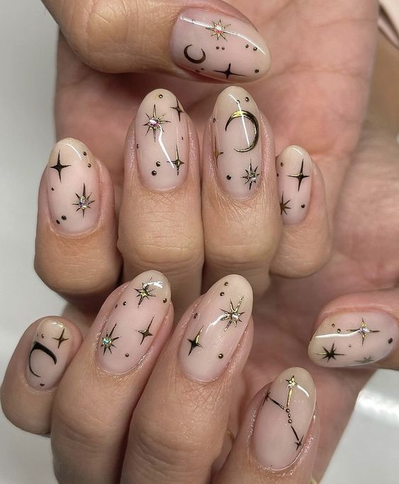 The best witchy nails for a grunge look