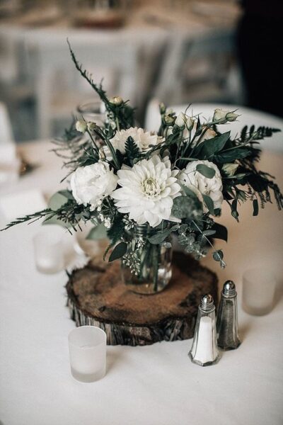 55+ Gorgeous Christmas Wedding Centerpieces For A Magical Vibe