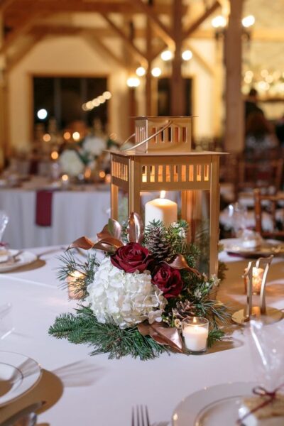 55+ Gorgeous Christmas Wedding Centerpieces For A Magical Vibe