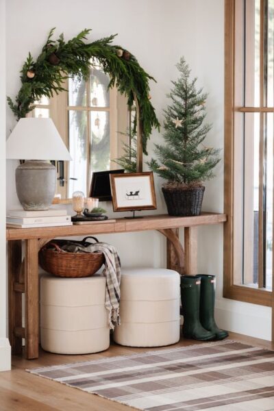 55+ Christmas Entryway Table Decor Ideas