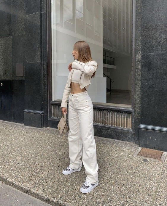 Trending outfits with white jeans to copy